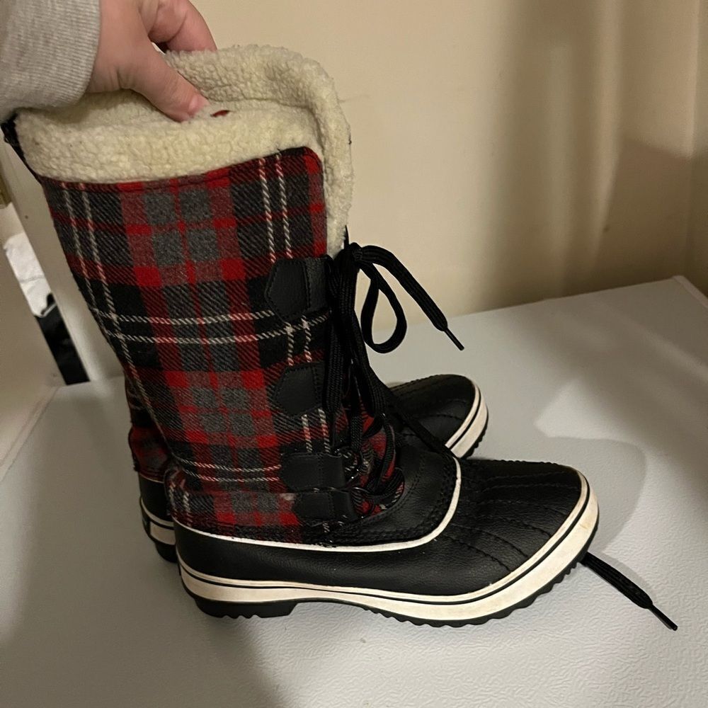 Sketcher boots size 8